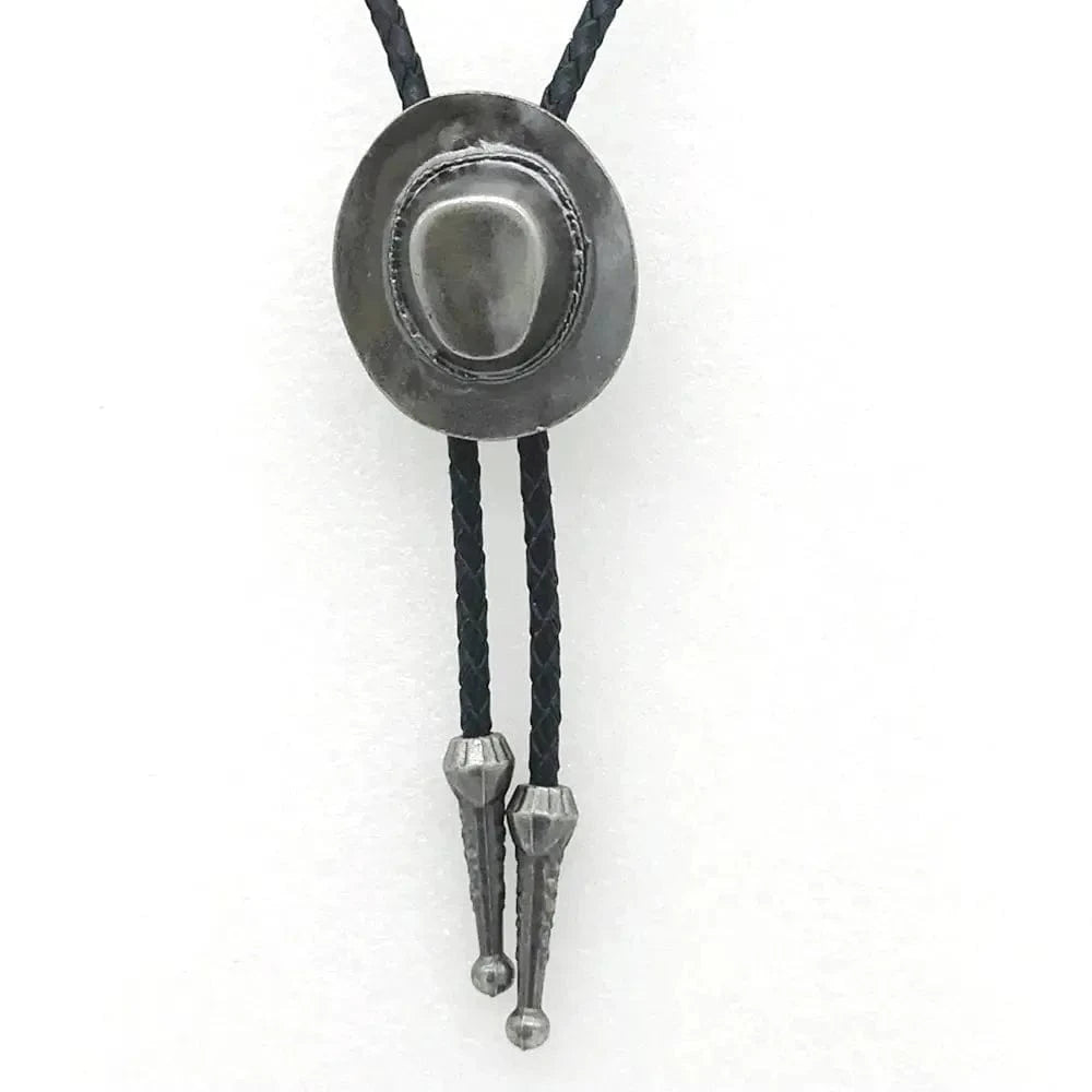 Bolo tie i läder med hattformad medaljong Silver