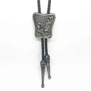 Bolo tie i rektangulär mörk metall med blommigt vintagemönster Mörkgrå