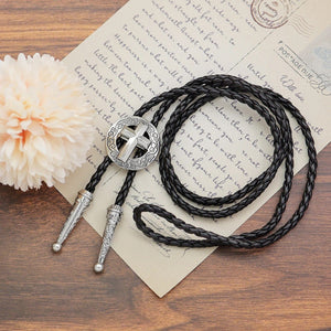 Bolo tie med kors i rund silvermedaljong Silver