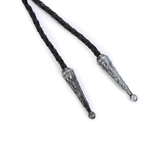 Bolo tie med korslagda revolvrar i metall