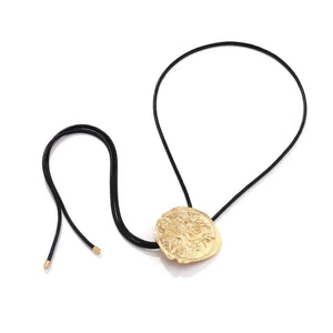 Bolo tie med rosrelief
