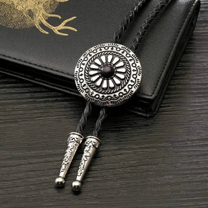 Bolo tie med runt metallhänge och lädersnöre