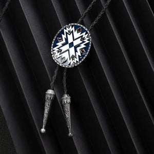 Bolo tie med tribal-inspirerat geometriskt mönster Vit och Blå