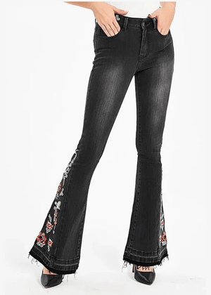 Broderade svarta flare jeans med blommönster