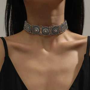 Choker-halsband med conchos i western stil Antik silver
