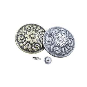 Concho med antikt blomrelief