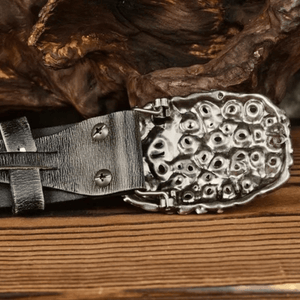 Cowboybälte i Tjockt Läder med Metallnitar och Ornament