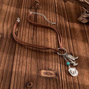 Cowgirl-halsband i mocka med berlocker Brun och silver