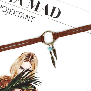 Halsband med ring och fjädrar