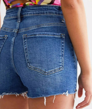Högmidjade jeansshorts med knappgylf för dam