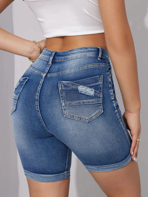 Högmidjade knälånga jeansshorts i skinny fit