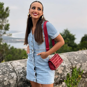 Kort denimklänning med knappar