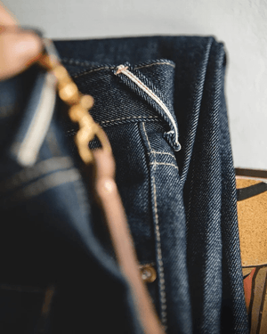 Mörkblå raka selvedge jeans i raw denim
