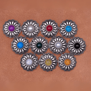 Silver Concho med 3D-Blomdesign och Färgad Pärla