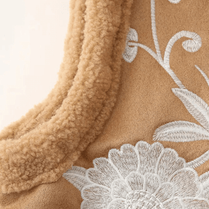 Beige Teddyväst med Vita Broderier