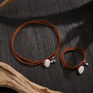 Bohemiskt choker-set i läder med silverhänge Brun och silver