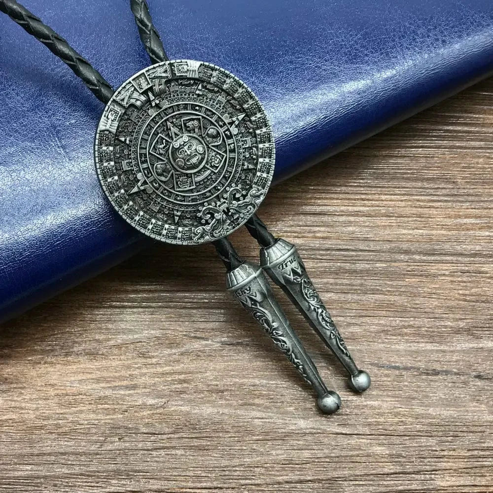 Bolo tie i aztekisk design med genuint läder