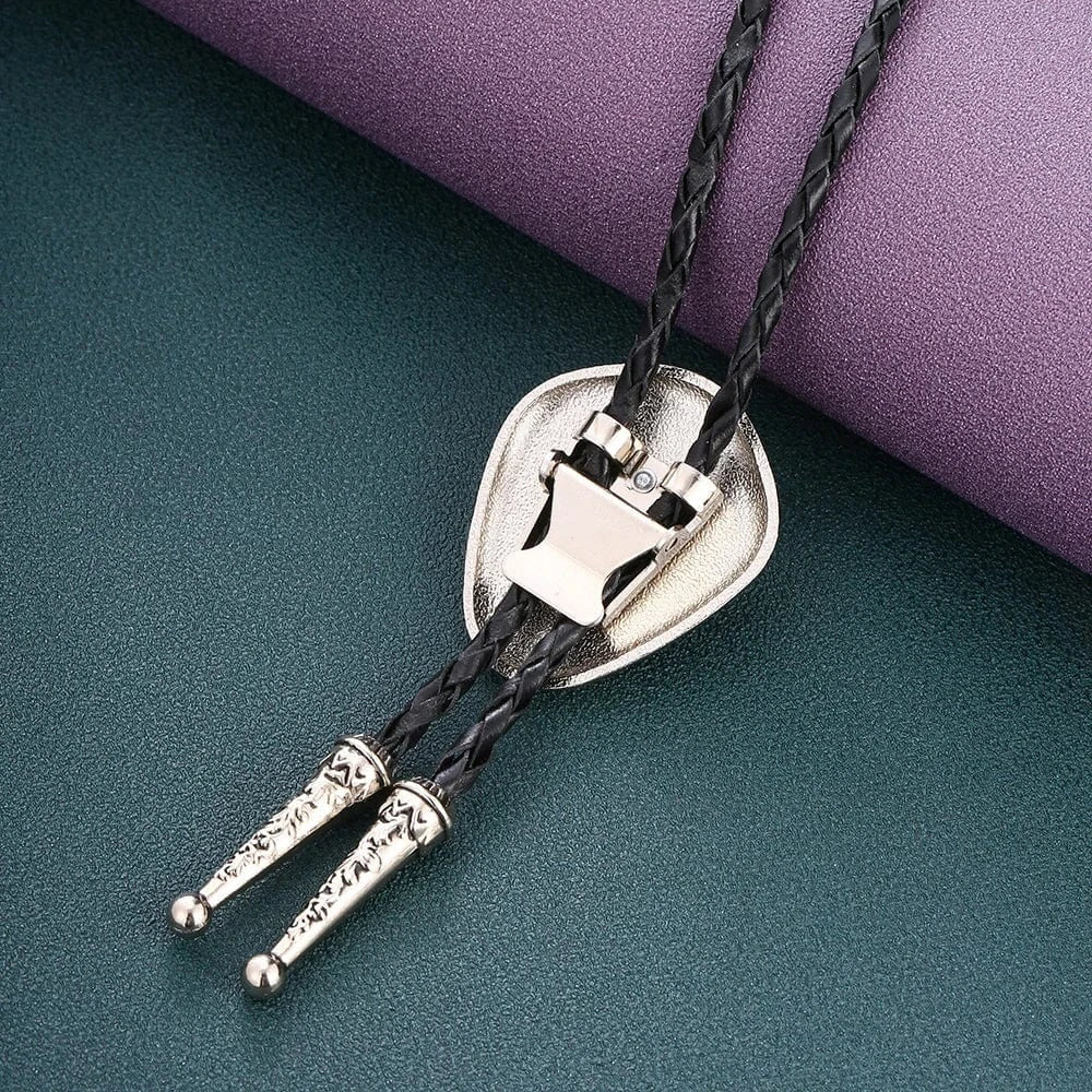Bolo tie i diamantformad metall med natursten