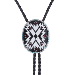 Bolo tie i justerbart läder med färgstarkt totemmönster Svart