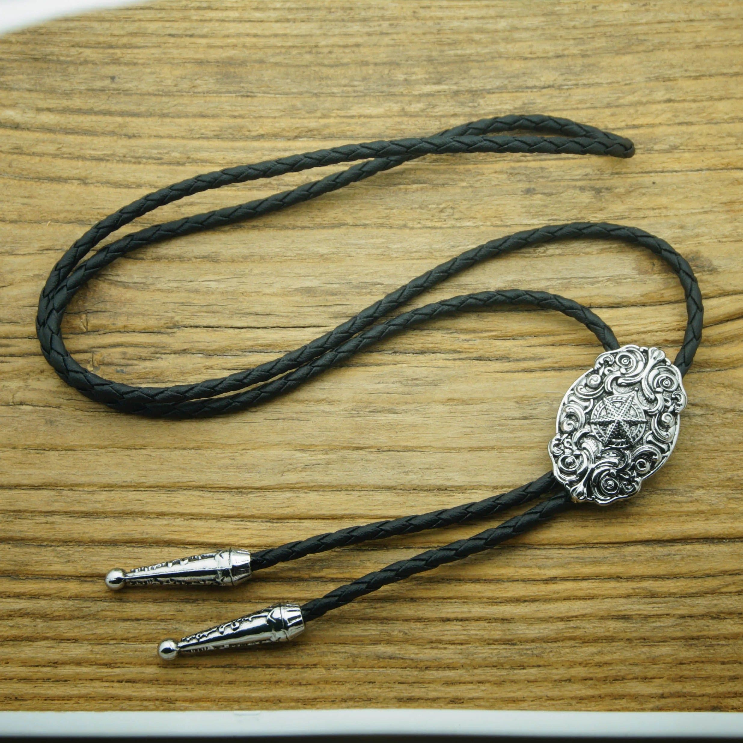 Bolo tie i läder med ovalt graverat hänge i antiksilver Silver