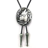 Bolo tie i läder med vargmotiv i antik stil Antiksilver