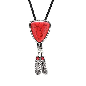 Bolo tie i triangelform med fjäderdetalj och natursten Röd