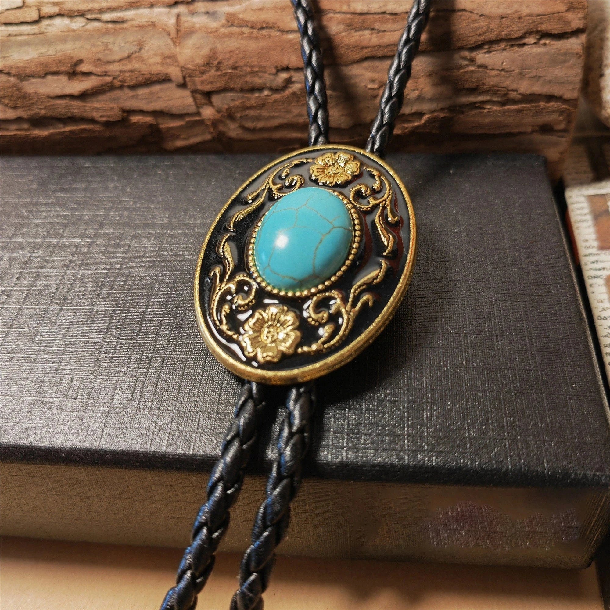 Bolo tie med dekorativ sten och barockdetaljer Svart och guld