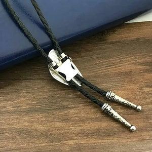 Bolo tie med färgad sten i oregelbunden form