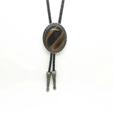 Bolo tie med glasdetalj och ovalt vintagehänge Brun