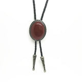 Bolo tie med glasdetalj och ovalt vintagehänge Morkröd