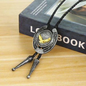 Bolo tie med hästsko och örn i guldmetall