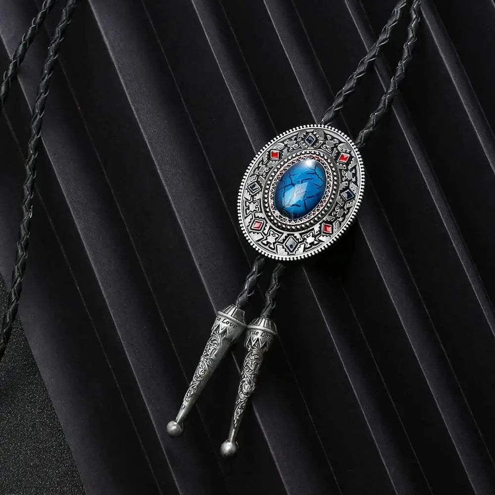 Bolo tie med oval sten och dekorativ antiksilverram