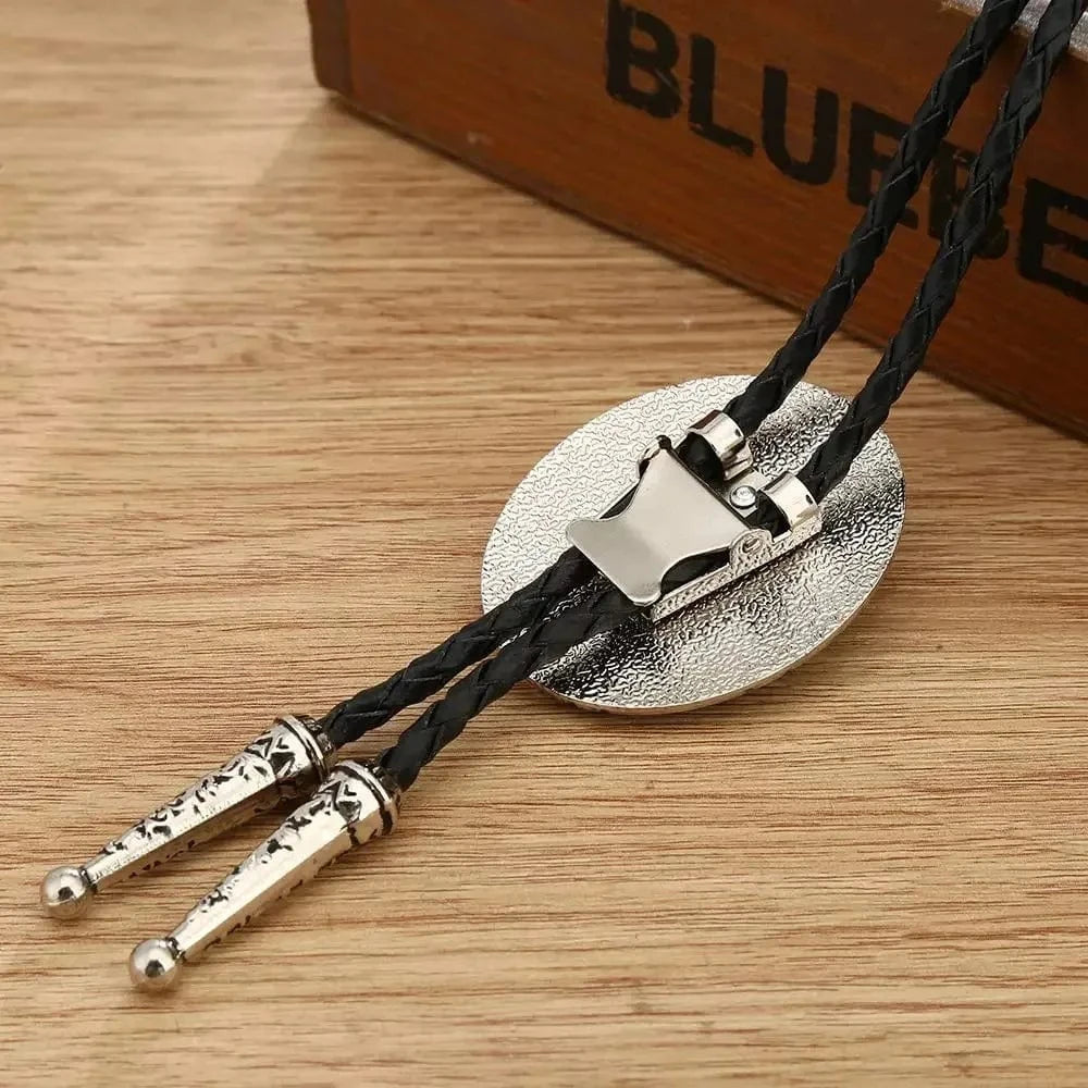 Bolo tie med oval sten och vågformad ram