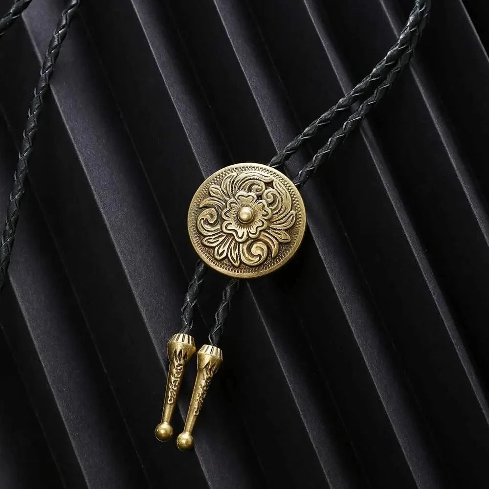 Bolo tie med rund medaljong och blomgravyr Guld