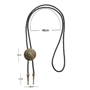 Bolo tie med rund medaljong och blomgravyr Guld