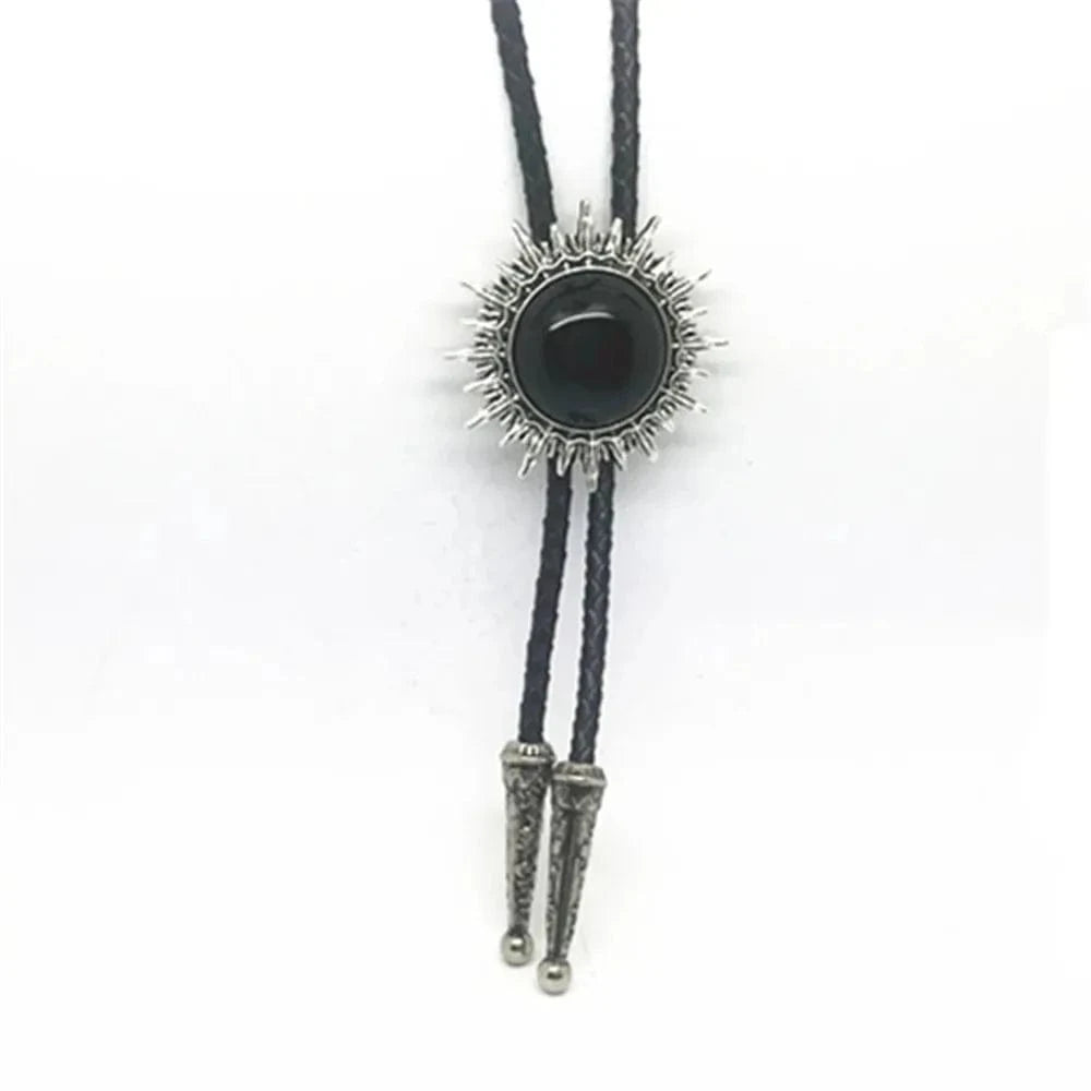 Bolo tie med solinspirerad medaljong i naturglas