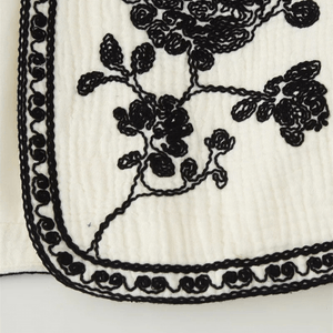 Broderad Dam Väst med Blommönster Svartvit Vintage Crop