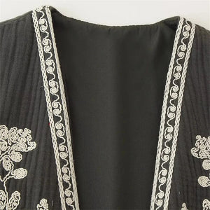 Broderad Dam Väst med Blommönster Svartvit Vintage Crop