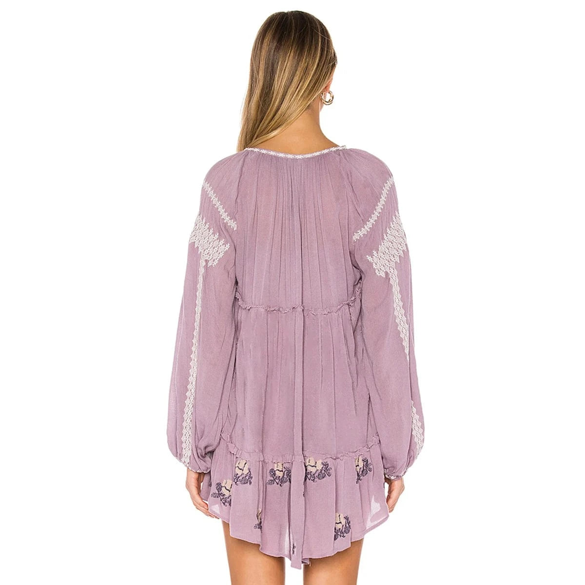 Broderad miniklänning i boho-stil med ballongärm och fransar