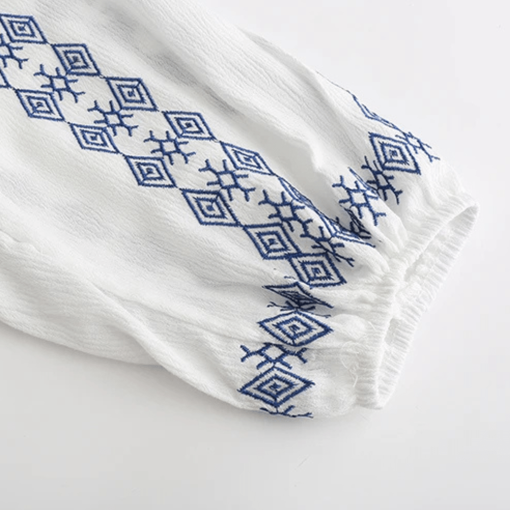 Broderad miniklänning i boho-stil med ballongärm och fransar