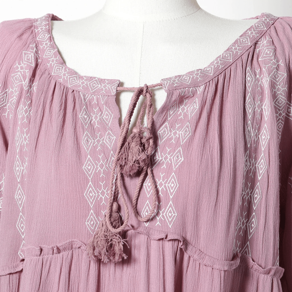 Broderad miniklänning i boho-stil med ballongärm och fransar
