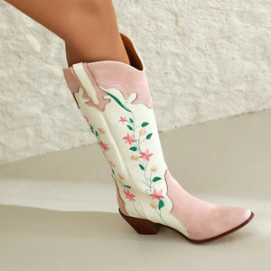 Broderade cowboyboots i rosavit nyans med blommönster