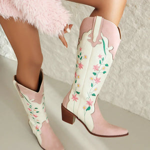 Broderade cowboyboots i rosavit nyans med blommönster
