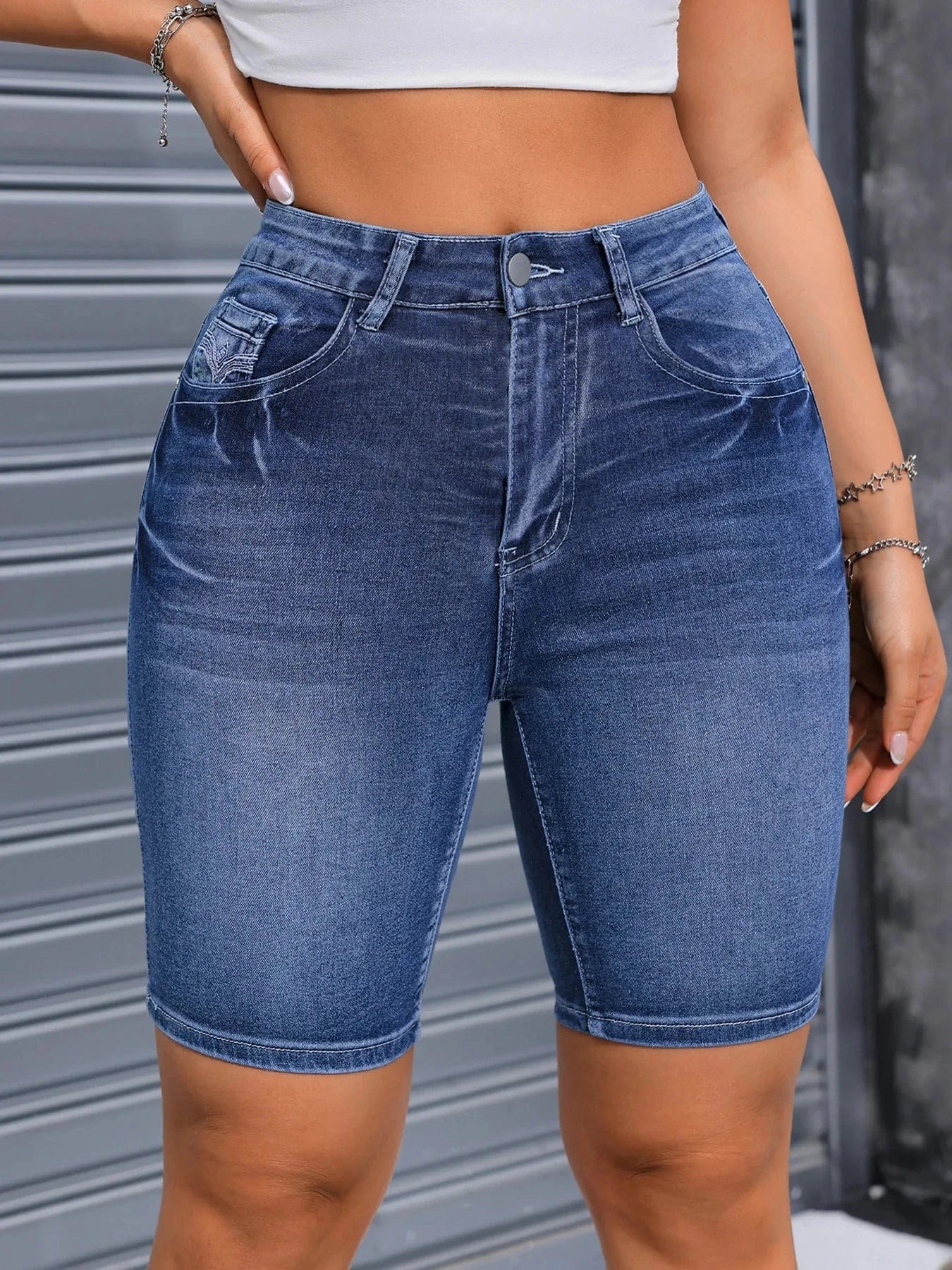 Broderade jeans shorts