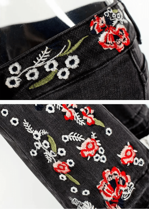 Broderade svarta flare jeans med blommönster