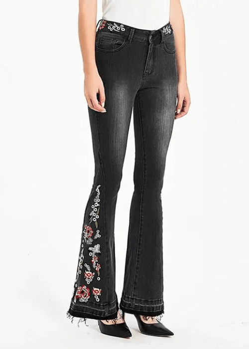 Broderade svarta flare jeans med blommönster