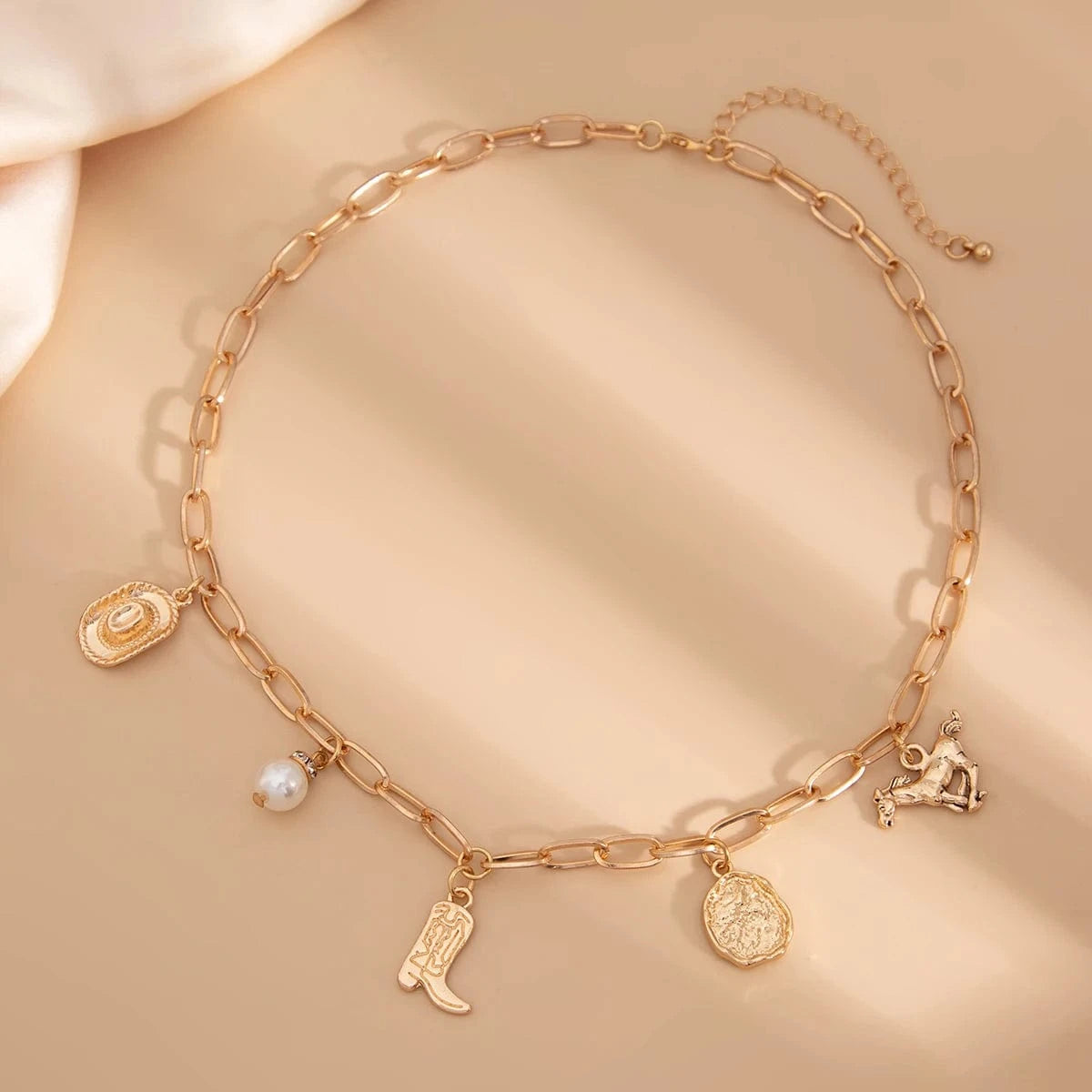 Chunky guldhalsband och armband med western-berlocker