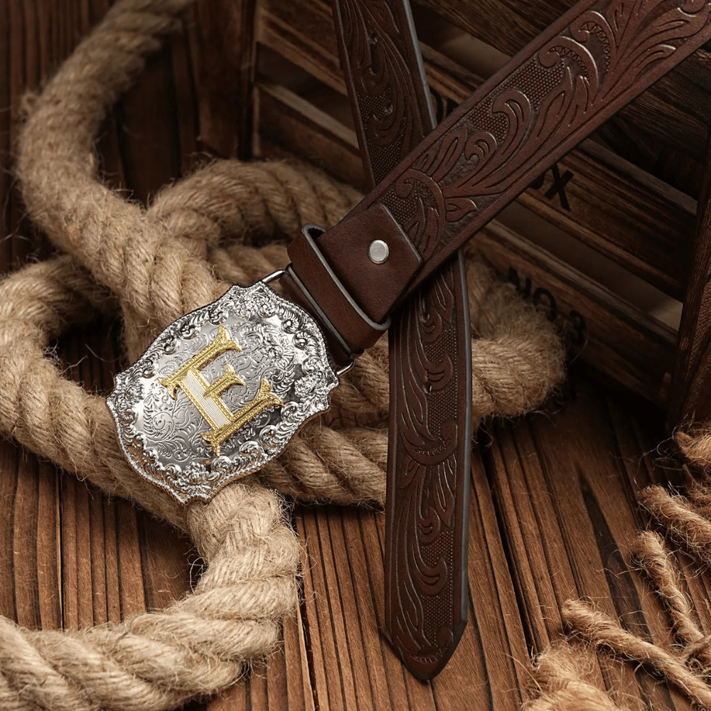 Cowboybälte med gyllene bokstav