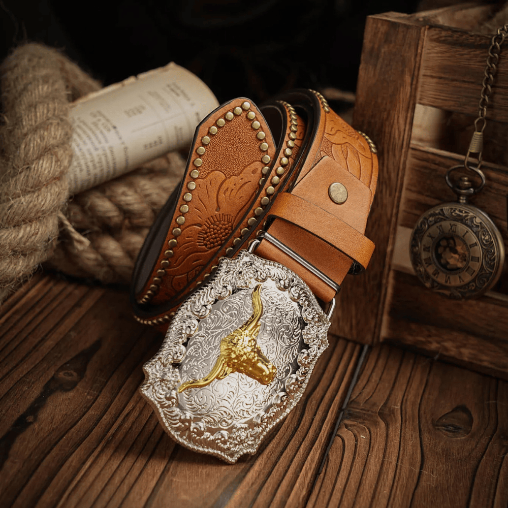 Cowboybälte med gyllene tjurhuvud