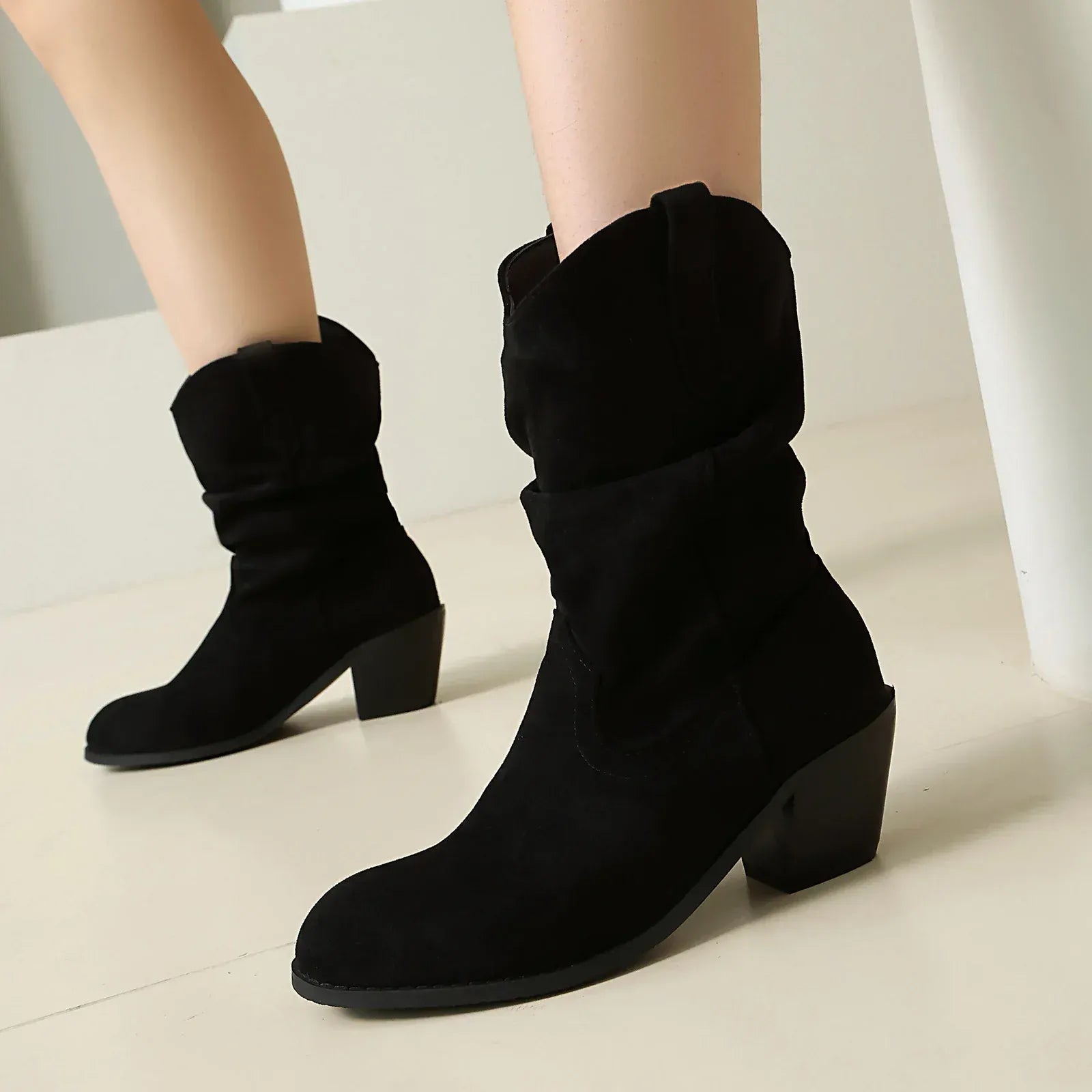 Cowboyboots i mjuk mocka med rynkad skaftdesign